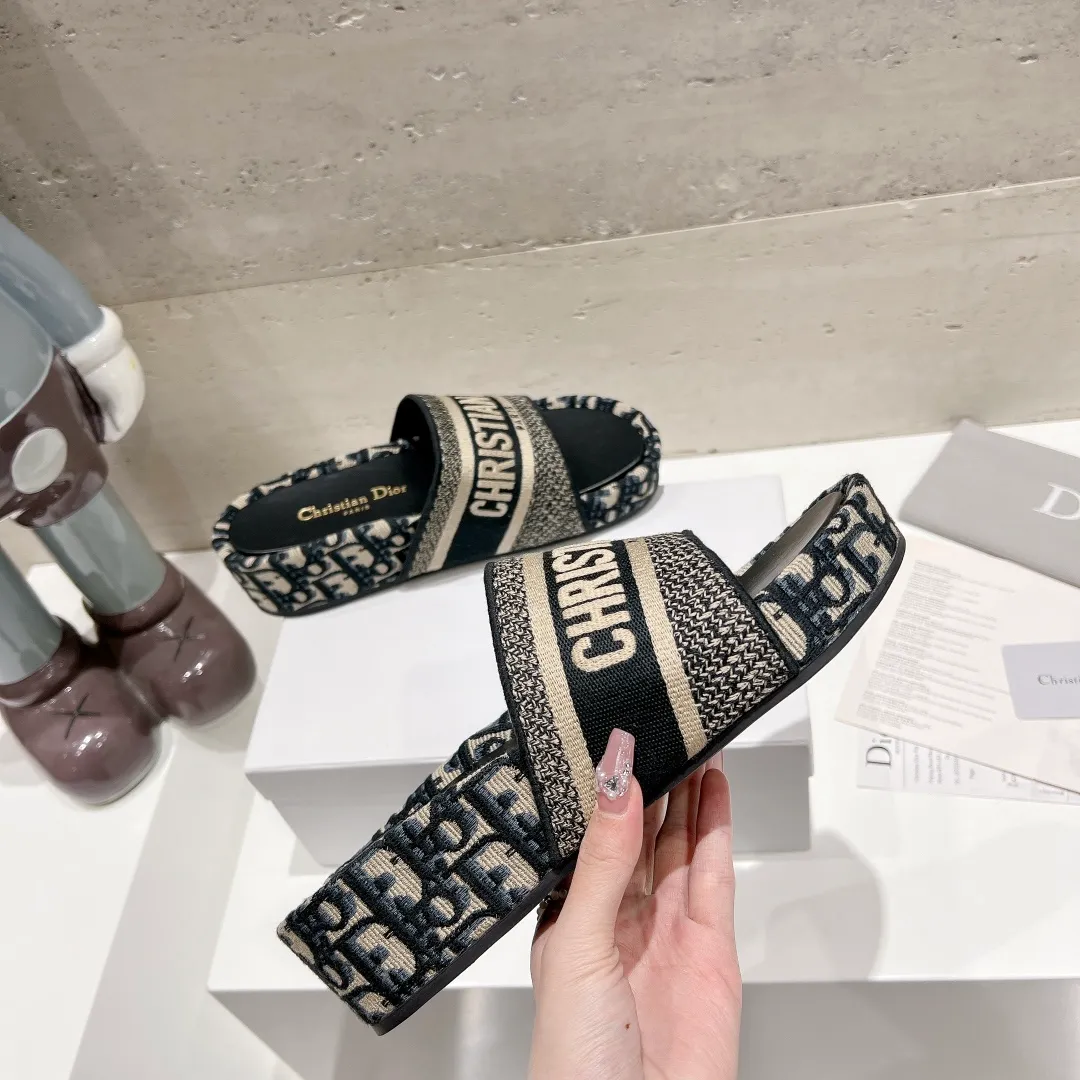 👟👟Ex-factory price 400👟👟 Women's Shoes Women's Clothing Women's Shoes Women's Clothing Women's Shoes Women's Clothing DIOR Dior Early Spring New Letter Rust Thick-Soled Slippers▪️ ✅We produce sheepskin foot leather~ ✅Reject the over-transfer of low-priced versions in the market❌ ✅High-end quality, welcome to inspect and compare the three brands👏 ✅Beautiful wedge-heeled thick-soled slippers, which make the feet slimmer and the legs longer than flat ones. ✅The benefits for small girls are here❤️ ✅A must-have slipper for daily travel and home. You can wear it however you like regardless of the occasion. The color is super beautiful! No need to worry about any dress code ✅The outsole is designed with a non-slip and wear-resistant backing, so you don’t have to worry about rain on rainy days 👉Size: 34-40 yards (custom-made sizes 34, 40 and 41 are non-refundable)